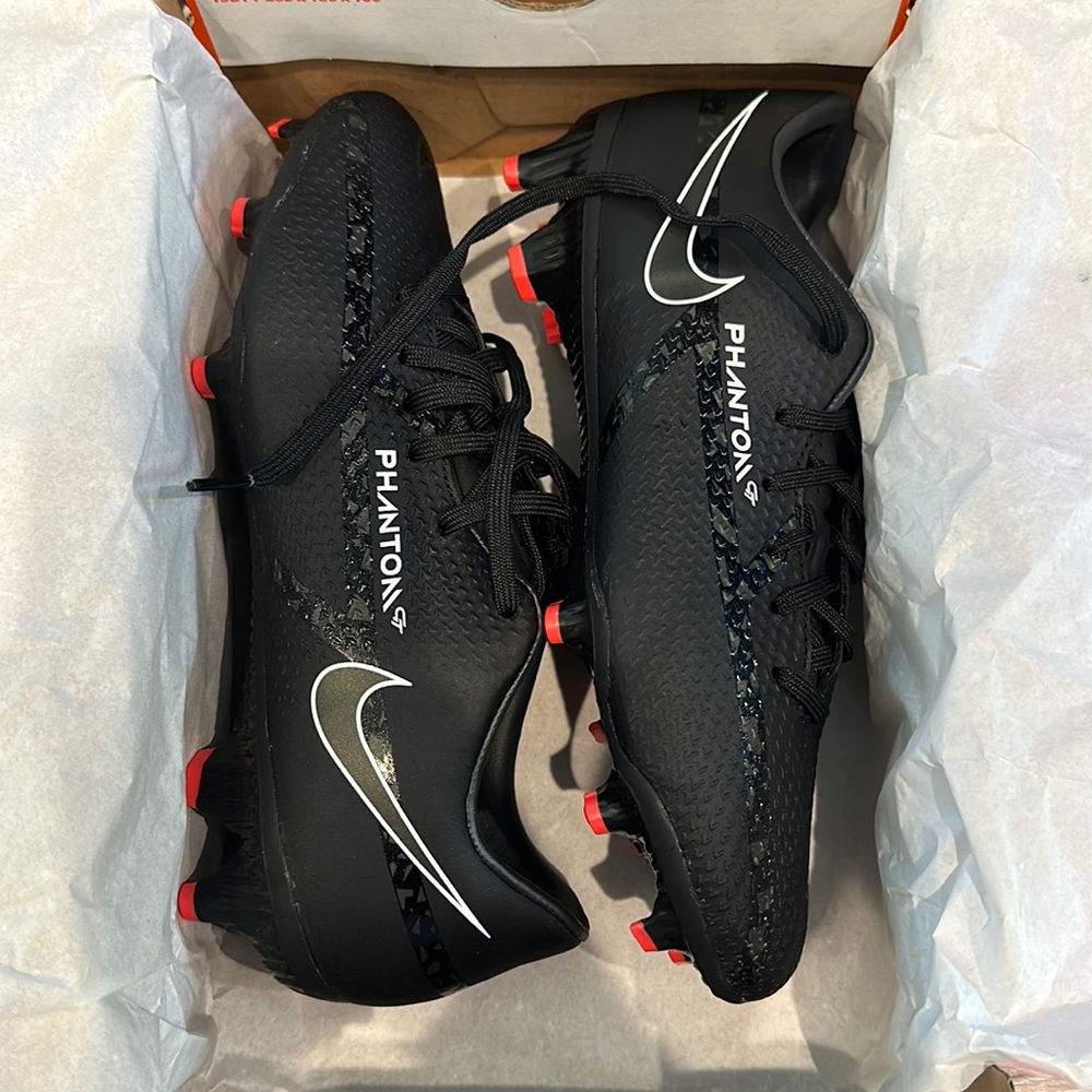 Nike Phantom GT2 Academy cleats